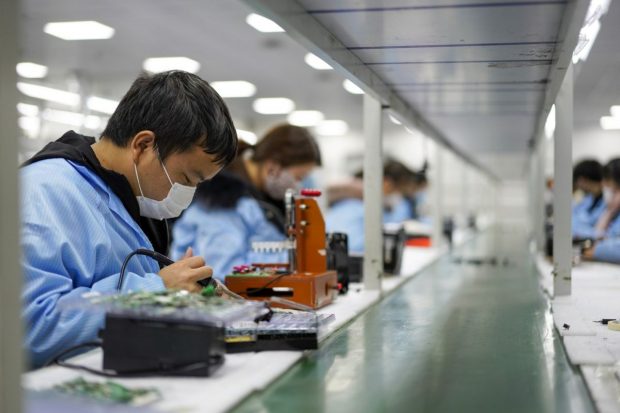 Viața de coșmar a muncitorilor chinezi din fabricile de laptopuri. Roboți și supraveghere nonstop