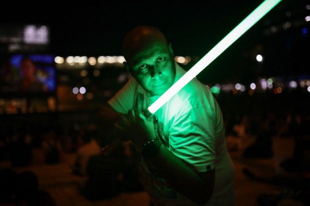 Un tânăr și-a atacat vecina cu o sabie laser din „Războiul Stelelor”, în SUA. Dacă vrea să iasă din arest trebuie să plătească 50.000 de dolari