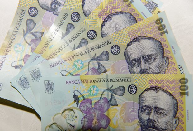Salariile cresc, dar sărăcia rămâne: tot mai mulți români au restanțe la bănci