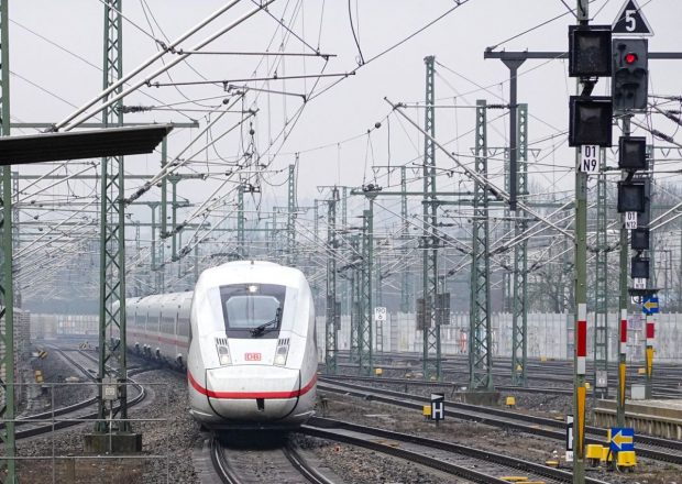 Pentru un român s-a oprit tot traficul într-o gară germană și au întârziat 17 trenuri: „Idiotul de pe șine”