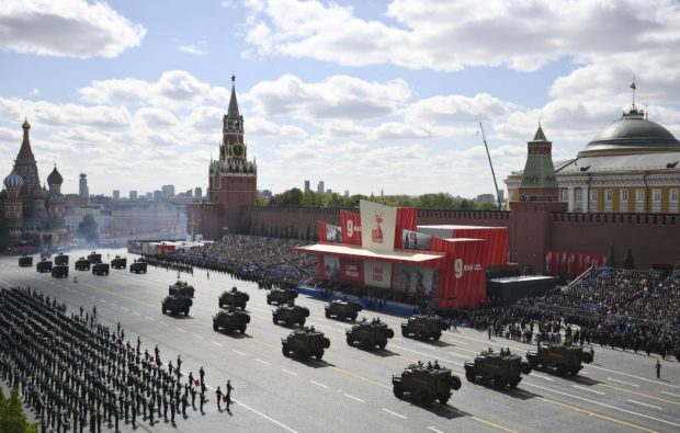 Un actor american și un celebru regizor de film au participat la parada militară de Ziua Victoriei de la Moscova