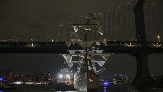 O navă-școală a marinei mexicane a lovit podul Brooklyn din New York. Cel puțin 2 persoane au murit