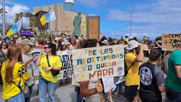 Proteste uriașe în Insulele Canare față de turiști, înainte de începutul verii: „Există apă pentru piscine și terenuri de golf, dar nu și pentru populație” I VIDEO