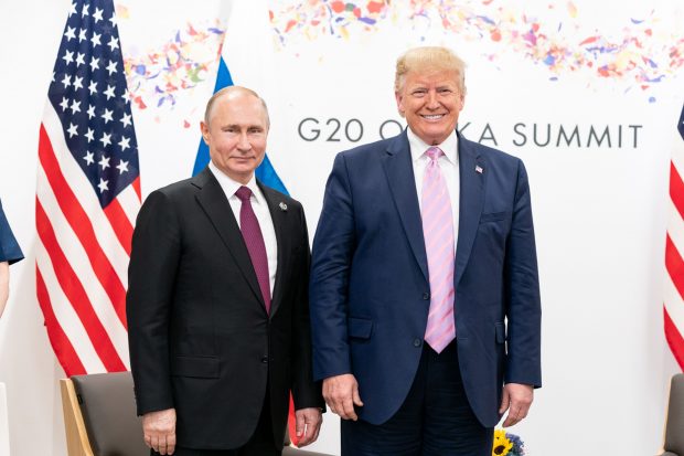 Cu ce îl are la mână Vladimir Putin pe Donald Trump: „Informații compromițătoare care îi permit să-l controleze”
