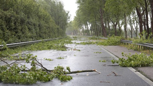 Vremea se răcește accentuat în toată țara și va fi lapoviță la munte. Cât ține codul galben de ploi torențiale, vijelii și grindină