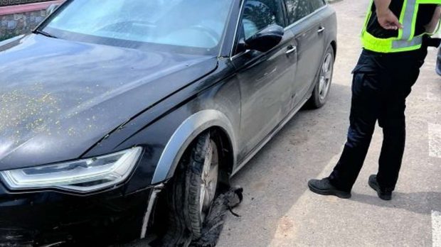 După o răfuială într-o benzinărie din Suceava, un șofer a fugit de Poliție 142 km. Nu l-au oprit nici cele 4 focuri de armă. Cum a fost prins
