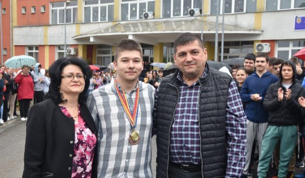 Raul, un liceean din Maramureș, primit cu aplauze la școală, după ce a câștigat Olimpiada de Inteligență Artificială