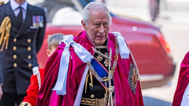 Cadourile ciudate primite de regele Charles de la lideri din întreaga lume: de la un fragment din crucea lui Iisus la insigna Blue Peter