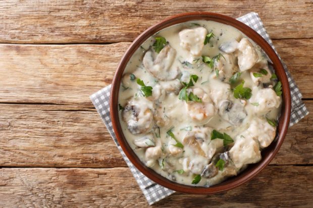 Ciulama de ciuperci cu smântână – trucuri pentru o ciulama delicioasă