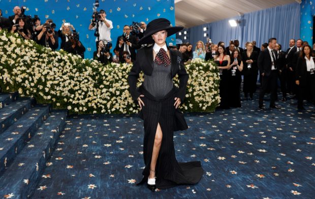 Imagine Stire Rihanna e însărcinată cu al treilea copil cu A$AP Rocky. Cum a apărut îmbrăcată la Met Gala 2025, unde tema a fost dedicată modei masculine | 2review.ro