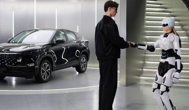 Cel mai mare exportator de autoturisme din China înlocuiește agenții de vânzări cu roboți: „Sunt la fel de insistenți”