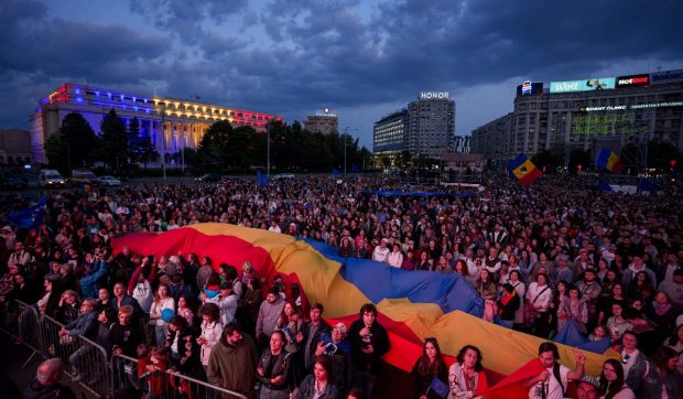 Noi contra voastră: Alegerile care împart românii în două tabere. „Celălalt să moară în chinuri, dacă se poate”