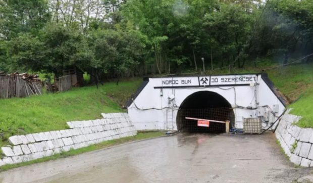 Salina Praid a înghițit într-un an 10 milioane de lei. Șefii Salrom, constructorul digului care a cedat, sunt plătiți și de Damen Mangalia sau Metrorex
