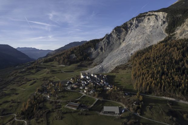 Doi români au crezut că nu-i prinde nimeni când jefuiesc casele dintr-un sat complet evacuat, în Elveția