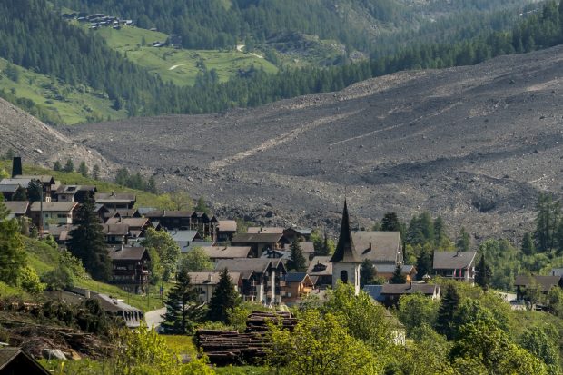 Ce-a mai rămas din satul cochet peste care s-a prăbușit un ghețar, în Elveția: casele sunt îngropate sub stânci sau scufundate în ape, vegetația a dispărut