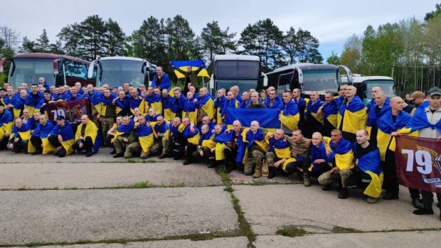 Ucraina i-a adus acasă pe „apărătorii de la Mariupol”, după un schimb cu sute de prizonieri cu Rusia