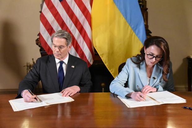 Washingtonul avertizează Moscova după semnarea acordului privind mineralele ucrainene: „Îi oferă lui Trump o bază și mai puternică”