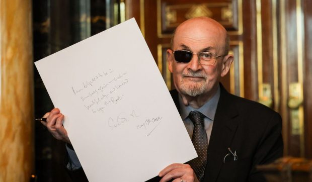 25 de ani de închisoare pentru autorul tentativei de asasinare a lui Salman Rushdie. În urma atacului, scriitorul a rămas orb la ochiul drept