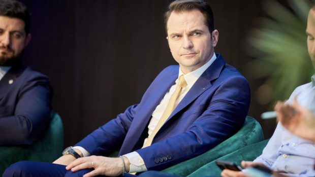 România nu-și poate acoperi vârfurile de consum din producția proprie, spune Sebastian Burduja: „Există acest mit fals”