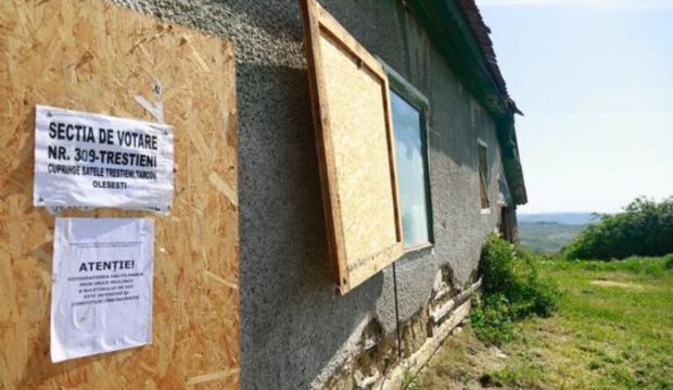 Secție de votare amenajată într-un magazin dărăpănat din Buzău: spațiul este folosit numai pentru alegeri