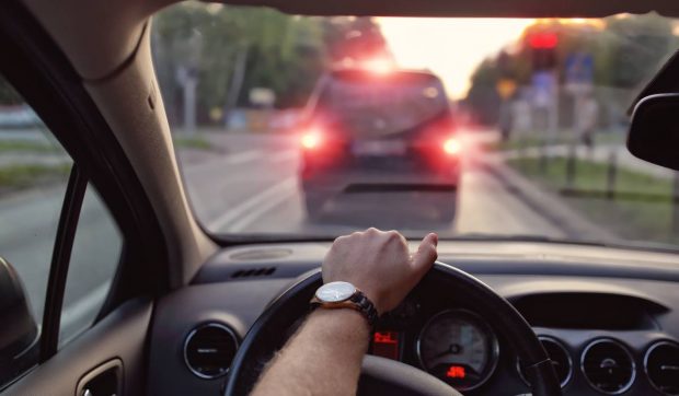 Semnul care îi bagă în ceață pe șoferi. Ce înseamnă și ce trebuie să faci dacă îl întâlnești la semafor
