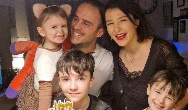 Imagine Stire Cum arată casa în care Șerban Copoț locuiește cu cei trei copii. Au voie să deseneze pereții: „Ăsta nu-i motiv de ceartă” | 2review.ro