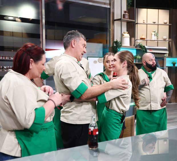 Imagine Stire Chefi la cuțite 14 mai 2025. Simona Hajdu a fost eliminată din competiția culinară | 2review.ro