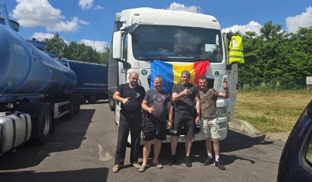 Sute de șoferi români de TIR ajutați de voluntari să voteze, în diaspora