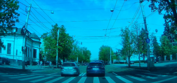 O șoferiță din Ploiești, surprinsă pe cameră când gonea cu un Volkswagen pe contrasens, pentru că era nervoasă I VIDEO