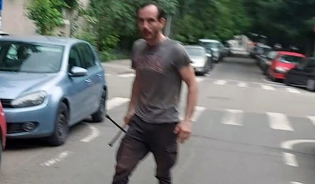 Un șofer a luat la bătaie un polițist și un jandarm aflați în timpul liber, furios că i-au atras atenția că a încălcat o regulă de circulație, pe o stradă din Timișoara