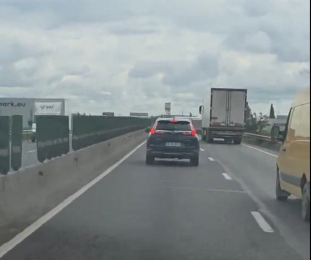 Un șofer cu SUV ignoră sirena unei ambulanțe aflate în misiune. Echipajul se chinuie două minute să îl depășească: „Nu e posibil așa ceva!” | VIDEO
