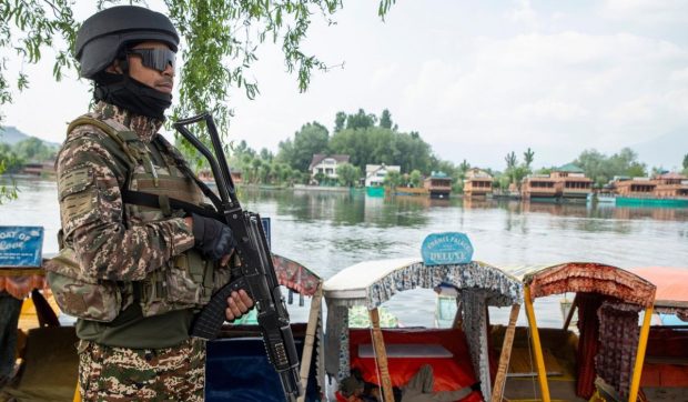 India acuză Pakistanul de „încălcări multiple”, la doar câteva ore după ce au convenit „încetarea completă şi imediată a focului”