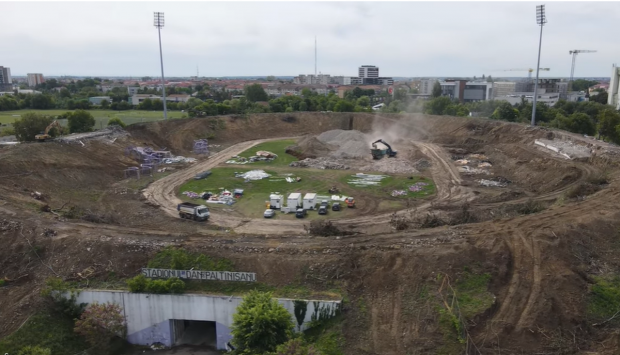 Stadionul „Dan Păltinișanu” din Timișoara, pe gazonul căruia au jucat Real Madrid, Juventus Torino și Atletico Madrid și unde a cântat Lepa Brena, a fost 90% demolat