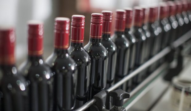 Sherlock Holmes al vinului dezvăluie cum pot fi depistate vinurile contrafăcute, Marea Britanie este „inundată” de fake-uri ale vinurilor de lux