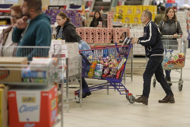 Ce au cumpărat românii după victoria lui Nicușor Dan din supermarketuri. Coșul de produse, influențat de bătălia electorală ANALIZĂ