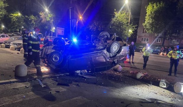 Accident violent cu un Mercedes furat, după o urmărire demnă de un film de acțiune, în București
