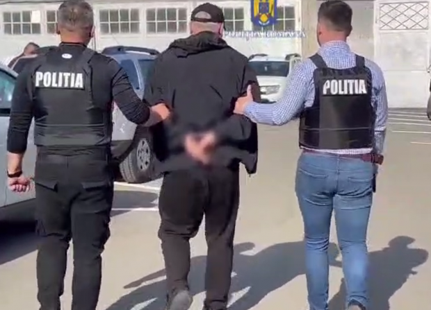 Cum a fost prins un bărbat de polițiștii din Cluj după 11 ani și 639 de înșelăciuni. El a inventat o angajată BNR, un contract și un robot, ca să fure 1,4 milioane de lei de la un pensionar