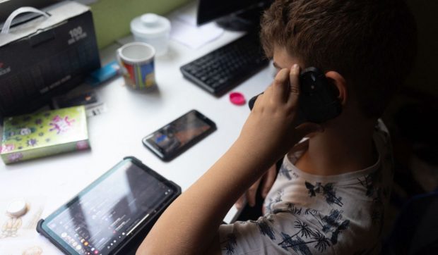 Aproape jumătate dintre tinerii de până în 21 de ani spun că ar prefera să trăiască într-o lume fără internet