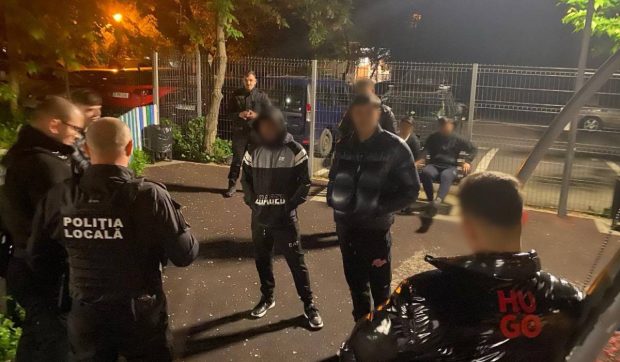 Polițiștii din București i-au obligat pe tineri să măture în parcuri după ce au făcut covoare de mucuri de țigară și coji de semințe: „Nu acceptăm așa ceva”
