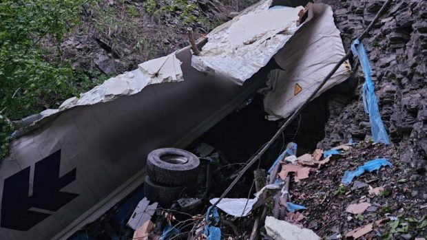 Un TIR a căzut de pe DN1 într-o răpă adâncă de peste 100 de metri, în apropiere de Sinaia