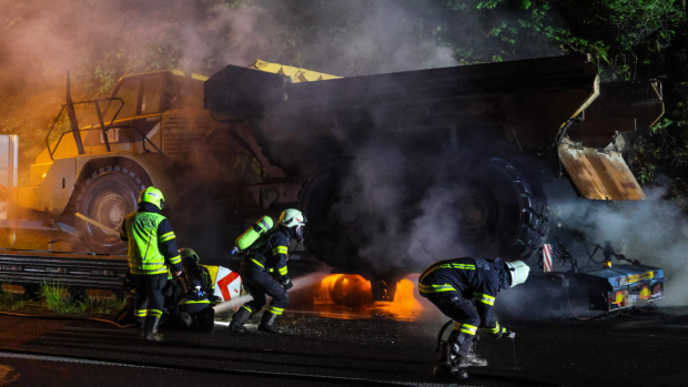 Cum i-a luat foc unui șofer român tot camionul și basculanta de 33 de tone pe care o transporta
