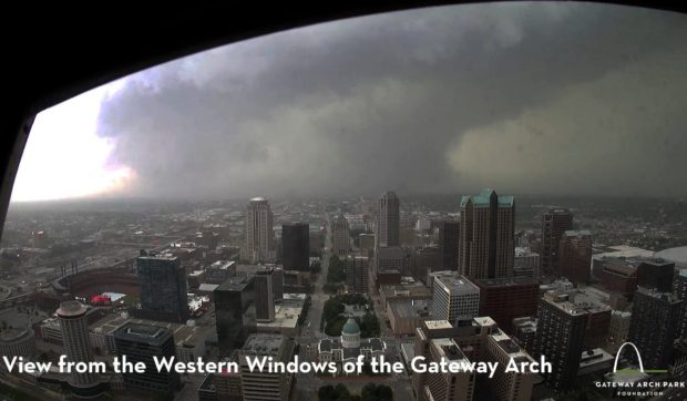 Momentul în care o tornadă uriașă smulge ultimul etaj al unei clădiri rezidențiale din Missouri. Cel puțin 5 oameni au murit și mii de case au fost distruse I VIDEO  