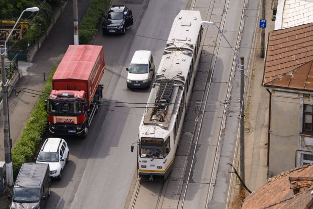 Un pieton a fost lovit de tramvai în București, în zona Piața Obor. Circulația pe liniile 1 și 10 este blocată