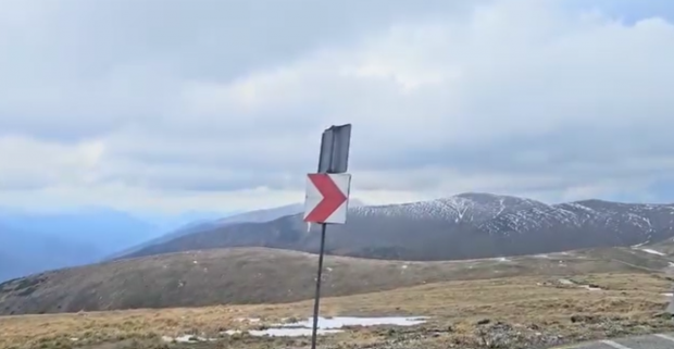 Transalpina ar putea să rămână închisă și după 1 iunie. Rafale de peste 100 km/oră au distrus indicatoarele abia montate