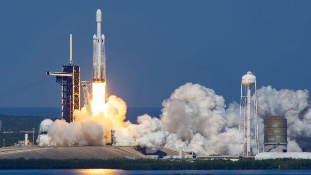 Donald Trump a stabilit prioritățile NASA: oameni pe Lună și Marte, dar doar cu rachetele prietenului său, Elon Musk