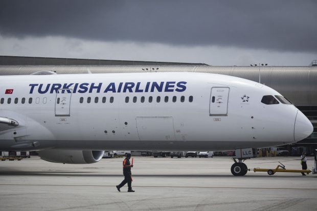 Amendă pentru pasagerii care se ridică de pe scaun înainte de oprirea avionului: „Țineți centura cuplată până la poziția de parcare”