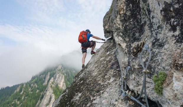 Un alpinist american a supraviețuit unei căderi de 120 de metri și a reușit să ceară ajutor, deși avea hemoragie internă