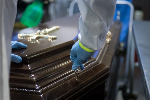Un bărbat mort a fost pus în sicriul greșit, îmbrăcat cu hainele altcuiva. Firma de pompe funebre din SUA dă vina pe familie, se pregătește un proces