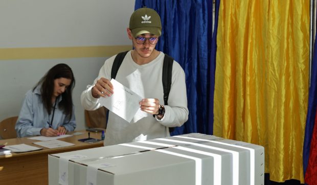 Alegeri prezidențiale 2025: Prezența la vot până la ora 13 a depășit-o pe cea de la scrutinul din noiembrie