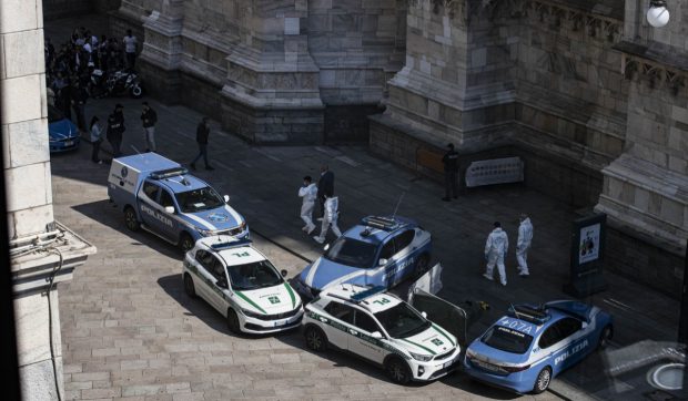Un criminal s-a aruncat de pe Domul din Milano, în mijlocul zilei, printre turiști: „Piața s-a golit într-o clipă”